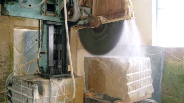 Автоматическая Машина Водоснабжением Нарезает Булыжник Производстве Обработка Камня — стоковое видео