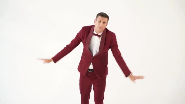 Ein Mann Roten Anzug Mit Fliege Parodiert Atelier Den Flug — Stockvideo