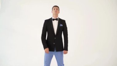 Eğlenceli adam stüdyoda beyaz bir arka planda vals yapıyor. Partnerinle profesyonel dans parodisi.