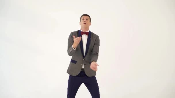 Muž Šedomodrých Barvách Obleku Žongluje Jako Klaun Studiu Parody Vtipného — Stock video