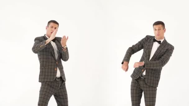 Dubblar Rutiga Kostymer Skildrar Olika Kroppsrörelser Och Ansiktsuttryck Vit Bakgrund — Stockvideo