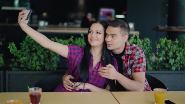 Hermosa Pareja Camisas Cuadros Están Sentados Mesa Tomar Selfies Citas — Vídeo de stock