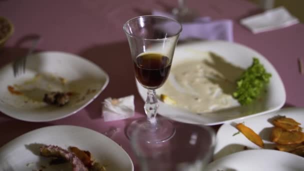 Lokantadaki Masada Kirli Bulaşıklar Yemekten Sonra — Stok video