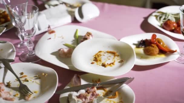 Comida Sobrante Los Platos Sucios Mesa Del Restaurante — Vídeo de stock