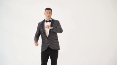 Neşeli tost ustası kutlamada el kol hareketi yapıyor ve poz veriyor. Liderlik programının parodisi