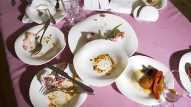 很多有剩菜的脏盘子 饮食业的概念 — 图库视频影像