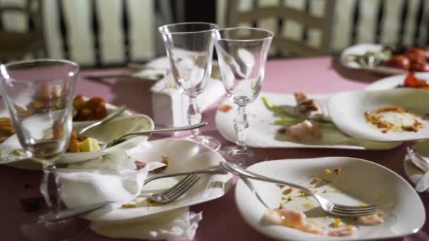 Yemek Masasındaki Tabakları Yedikten Sonra Boş Olan Restoran Işi Kavramı — Stok video