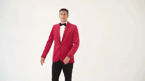 Rolig Man Röd Kostym Gör Roliga Rörelser Med Händerna Och — Stockvideo