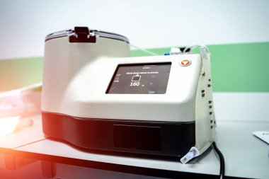 Laboratuvarda elektronik tıbbi kan santrifüjü. Hematoloji laboratuarında analiz. Zatürree teşhisi. COVID-19 ve koronavirüs teşhisi. Pandemia.