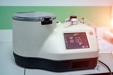 Santrifüj kanı ve idrar testi için modern otomatik makine. Zatürree teşhisi. COVID-19 ve koronavirüs teşhisi. Salgın. Yakın çekim.