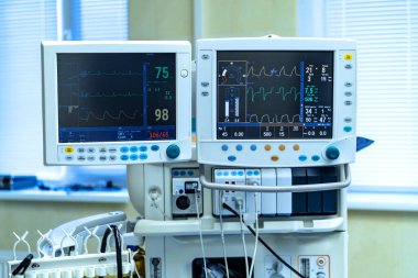 Modern klinikte yapay akciğer havalandırma cihazı. Zatürree teşhisi. COVID-19 ve koronavirüs teşhisi. Salgın.