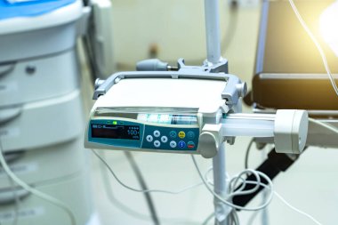 Modern klinikte yapay akciğer havalandırma cihazı. Zatürree teşhisi. COVID-19 ve koronavirüs teşhisi. Salgın.