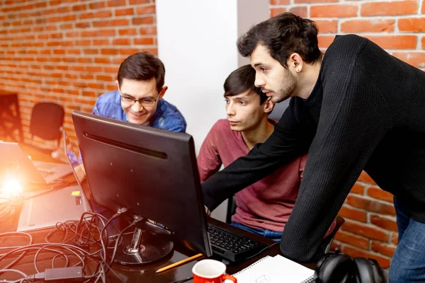 Geschäftsleute Treffen Diskussionspläne Junge Männer Bei Der Arbeit Working Office — Stockfoto