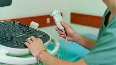 Modern klinikte röntgenli ultrason. Teşhis ekipmanları taranıyor. Yatay fotoğraf. Yakın çekim..