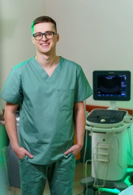 Ultrason cihazının yanındaki doktor. Teşhisler. Sonografi. Portre. Yakın çekim.