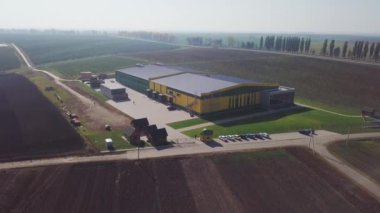 Meyve bahçesi çiftliğinin üzerinde farklı binalar, depo elmaları ve armutlar görünüyor. Arka planda da taze meyve yetiştiren ağaçlar var. Önemli gıda üretimi alanı 4K.