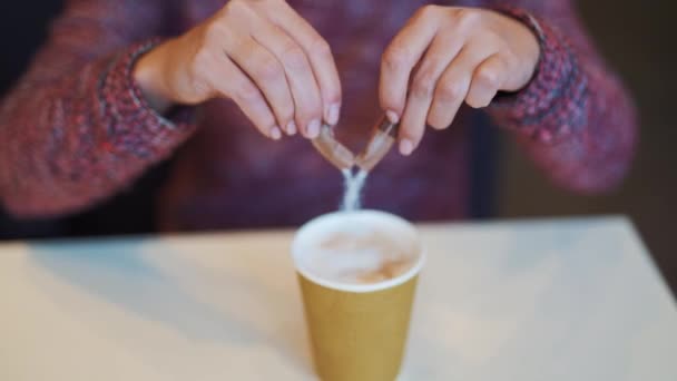 Frau Die Ihrem Kaffee Einem Fast Food Restaurant Zucker Hinzufügt — Stockvideo