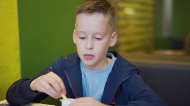 Rapaz Comer Batatas Fritas Jantar Café Fast Food Café Comida — Vídeo de Stock