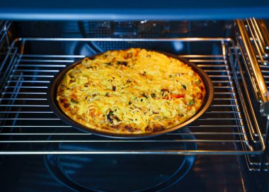 Fırında pizza pişirmek. En iyi sonuç için sıcak hava. Evde akşam yemeği hazırlıyorum..