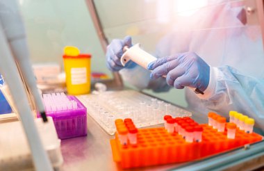 Laboratuvarda araştırma. Profesyonel laboratuvar asistanı DNA araştırması için kan testi yapıyor. Sağlık sigortası ve biyoteknoloji için. DNA araştırması.