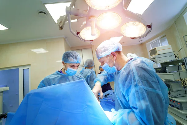 Cirugía Columna Grupo Cirujanos Quirófano Con Equipo Quirúrgico Doctor Mirando — Foto de Stock