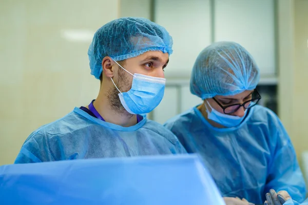 Команда Хірургів Виконують Операцію Світлій Сучасній Хірургічній Кімнаті Операційний Театр — стокове фото