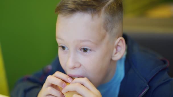 Ung Tonåring Som Äter God Hamburgare Snabbmatsrestaurang Skadlig Kost — Stockvideo