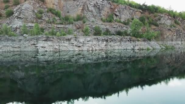 4K空中ビデオ 水面上でのスムーズな離陸 放棄された採石場トルコ石の水で満たされた — ストック動画