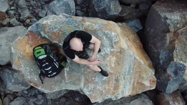 Uomo Calvo Giace Una Grande Pietra Turista Con Uno Zaino — Video Stock