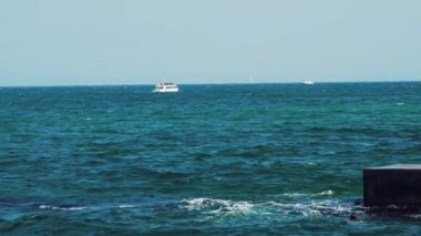 Denizdeki lüks özel karavan yatı. Güneşli bir günde açık denizde yelken açmak. Deniz tatil köyü