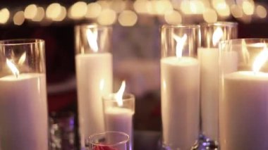 Ziyafet masasında yanan dekoratif mumlar.