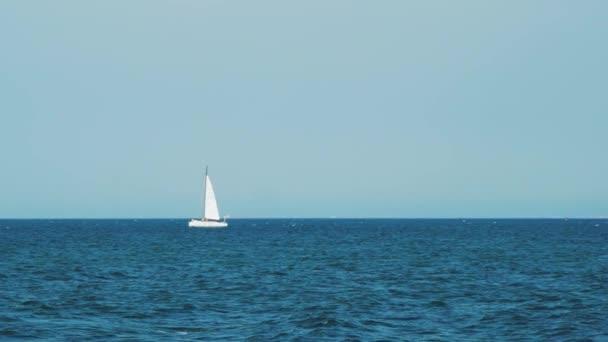 Iate Navegando Mar Aberto Dia Ensolarado Navegação Luxo Mar Velas — Vídeo de Stock