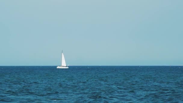 Bateau naviguant en haute mer par temps ensoleillé. Croisière yacht de luxe en mer. Voiles complètement ouvertes 