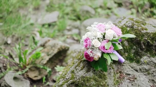 Svatební Kytice Krásnými Květinami Rukou Ženicha Pohledný Muž Drží Kytici — Stock video