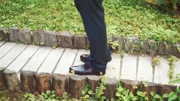 一只优雅的男鞋在街上走着的特写镜头 慢动作 — 图库视频影像