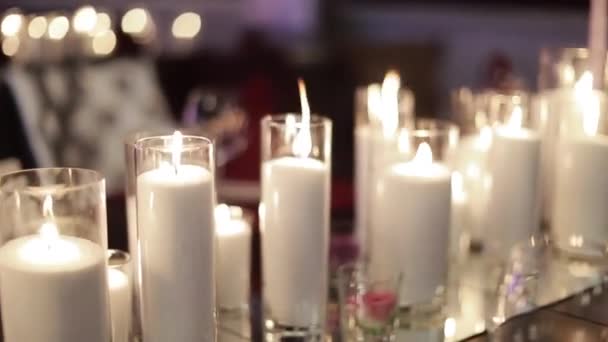 Bougies Décoratives Brûlant Sur Une Table Banquet — Video