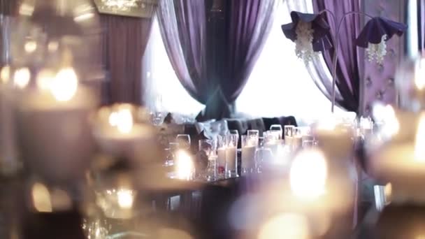 Velas Decorativas Que Queimam Uma Mesa Banquete — Vídeo de Stock