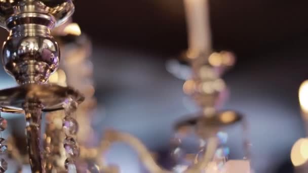 宴会テーブルの上で燃える装飾的なキャンドル — ストック動画