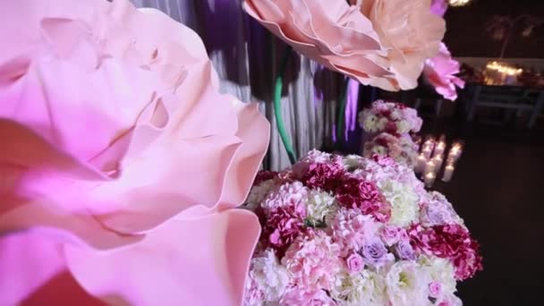 ロマンチックなキャンドルライトで花束イベントパーティーや結婚式のレセプション — ストック動画