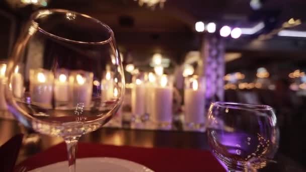 Velas Decorativas Encendidas Una Mesa Banquete Copas Vino Llenas Agua — Vídeos de Stock