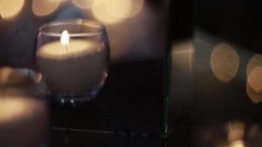 Mumlar uzun cam şamdanda yanıyor, bir restoran, ziyafet, dekorasyon, düğün masasında mumlar, şenlik masasında dekoratif mumlar, yakın çekim