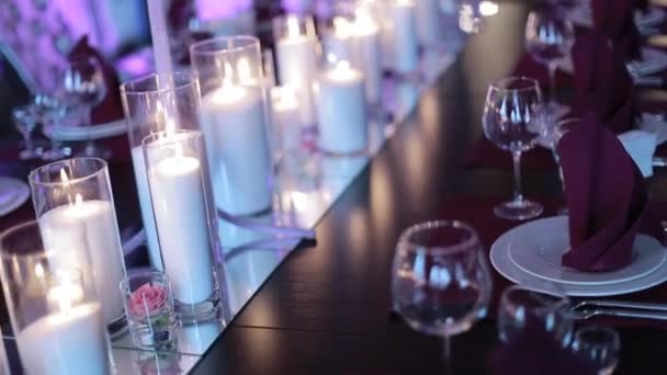 Dekoratív Asztalterítő Serpenyő Gyertyafényekkel Egy Esküvői Fogadáson — Stock videók