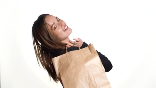 Mujer Joven Feliz Sosteniendo Una Bolsa Compras Sobre Fondo Blanco — Vídeo de stock