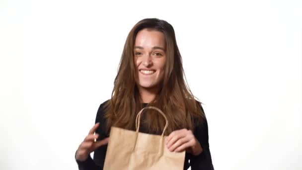ショッピングの女性は 白いスタジオの背景に隔離されたバッグを保持 ライフスタイル 人々の概念 — ストック動画