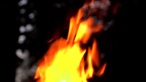 夜空を背景に夜の火災が発生します 煙や火の上昇から上に火花 スローモーション — ストック動画