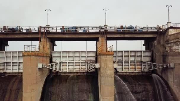 水は水処理場の橋の下を流れている カメラの動きだ 上から下水処理場の眺め 空中風景 — ストック動画