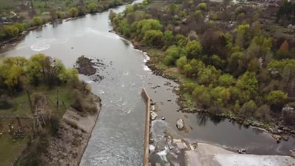 Vue des deux rives de la rivière et de la station d'épuration à partir d'une hauteur en été. Paysage de banlieue de la vue d'oiseau. Caméra en panne. Vue aérienne .