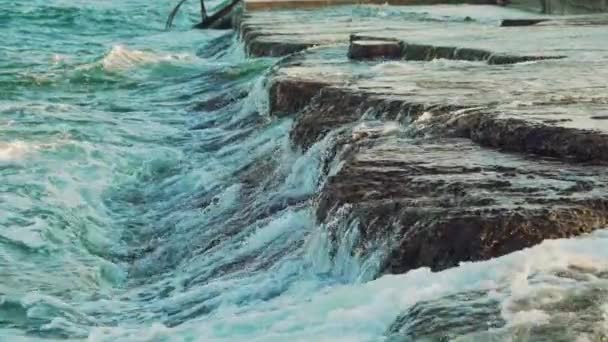 Хвилі Ються Підводних Рифах Біля Узбережжя Спрей Води Повільний Рух — стокове відео