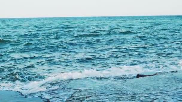Útesech Pobřeží Létě Lámou Hřebeny Vln Seascape Zpomal Letecký Pohled — Stock video