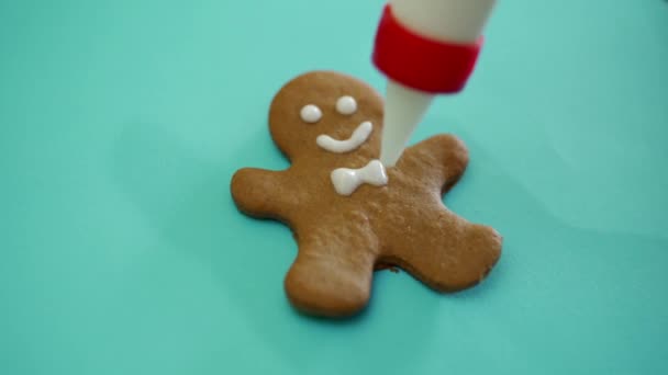 Mano Humano Está Decorando Con Esmalte Blanco Galleta Jengibre Con — Vídeo de stock